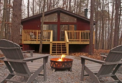 Cozy Cabin with Cute Gazebo and Fire Pit, near Sleepy Creek and Harpers Ferry National Historical Park, West Virginia - Hedgesville, West Virginia - glamping.directory