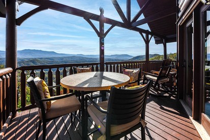Sensational Mountain Retreat with Spa and Amazing Interior in Sevierville, Tennessee - Sevierville, Tennessee - glamping.directory