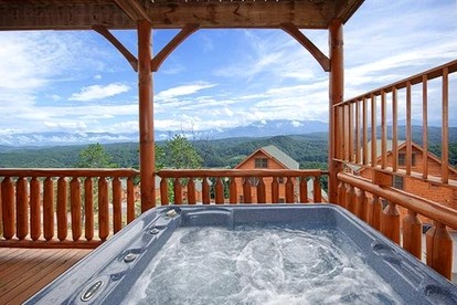 Sensational Mountain Retreat with Spa and Amazing Interior in Sevierville, Tennessee - Sevierville, Tennessee - glamping.directory