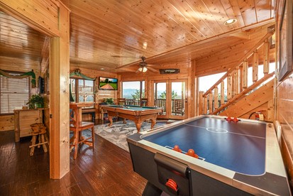Sensational Mountain Retreat with Spa and Amazing Interior in Sevierville, Tennessee - Sevierville, Tennessee - glamping.directory