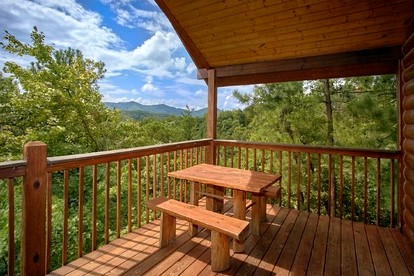 Secluded Cabin with Gorgeous Vistas and Hot-tub in Sevierville, Tennessee - Sevierville, Tennessee - glamping.directory