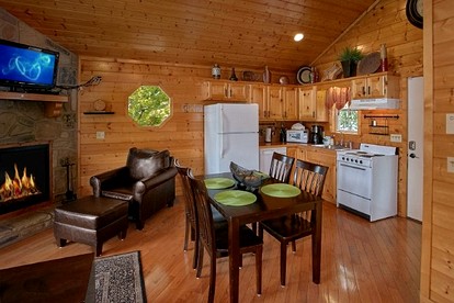 Secluded Cabin with Gorgeous Vistas and Hot-tub in Sevierville, Tennessee - Sevierville, Tennessee - glamping.directory