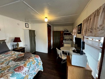 Romantic Studio Cottage on the Shores of Harvey Lake near Concord, New Hampshire - Northwood, New Hampshire - glamping.directory