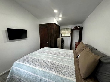 Romantic Studio Cottage on the Shores of Harvey Lake near Concord, New Hampshire - Northwood, New Hampshire - glamping.directory