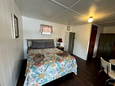 Romantic Studio Cottage on the Shores of Harvey Lake near Concord, New Hampshire - Northwood, New Hampshire - glamping.directory