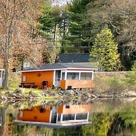 Romantic Studio Cottage on the Shores of Harvey Lake near Concord, New Hampshire - Northwood, New Hampshire - glamping.directory