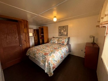 Romantic Studio Cottage on the Shores of Harvey Lake near Concord, New Hampshire - Northwood, New Hampshire - glamping.directory