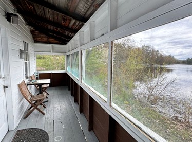 Romantic Studio Cottage on the Shores of Harvey Lake near Concord, New Hampshire - Northwood, New Hampshire - glamping.directory