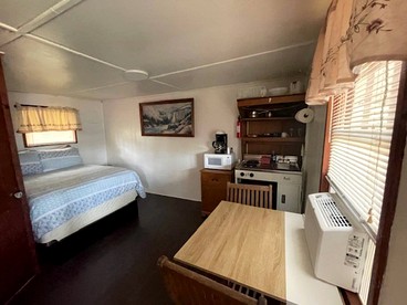 Romantic Studio Cottage on the Shores of Harvey Lake near Concord, New Hampshire - Northwood, New Hampshire - glamping.directory