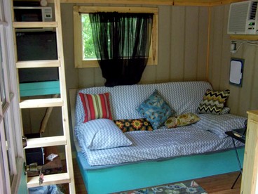 Cozy Backstage Tiny House Near Old Hickory Lake – Pet-Friendly, Private Deck, Breakfast Included - Lebanon, Tennessee - glamping.directory