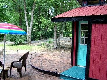Cozy Backstage Tiny House Near Old Hickory Lake – Pet-Friendly, Private Deck, Breakfast Included - Lebanon, Tennessee - glamping.directory
