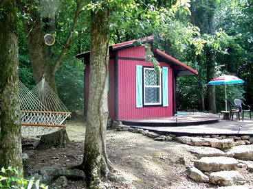 Cozy Backstage Tiny House Near Old Hickory Lake – Pet-Friendly, Private Deck, Breakfast Included - Lebanon, Tennessee - glamping.directory