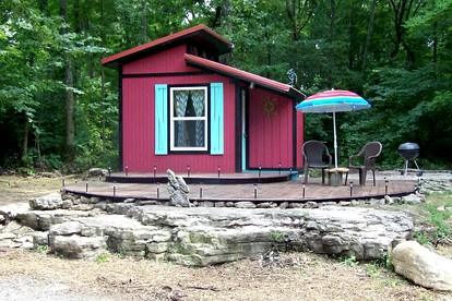 Cozy Backstage Tiny House Near Old Hickory Lake – Pet-Friendly, Private Deck, Breakfast Included - glamping.directory
