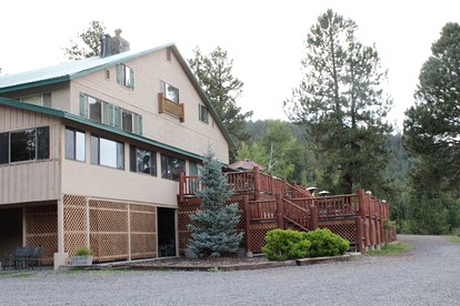 Beautiful King-Size Suite on a Family-Friendly Resort in the Greer Valley of Arizona - glamping.directory