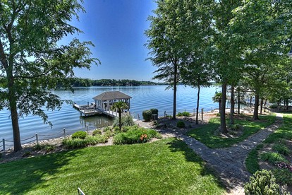 Luxury Cabin for Entertaining with an In-House Movie Theater on Lake Norman, North Carolina - Sherrills Ford, North Carolina - glamping.directory