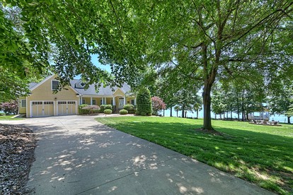 Luxury Cabin for Entertaining with an In-House Movie Theater on Lake Norman, North Carolina - glamping.directory