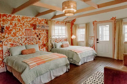 Chic Retreat: Glamping Fun Awaits You and Your Besties in Tracy City, TN - Tracy City, Tennessee - glamping.directory