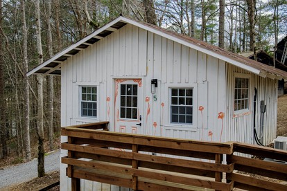 Chic Retreat: Glamping Fun Awaits You and Your Besties in Tracy City, TN - glamping.directory