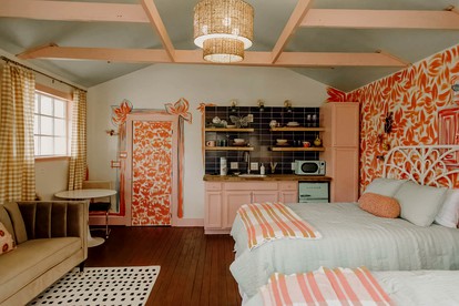 Chic Retreat: Glamping Fun Awaits You and Your Besties in Tracy City, TN - Tracy City, Tennessee - glamping.directory