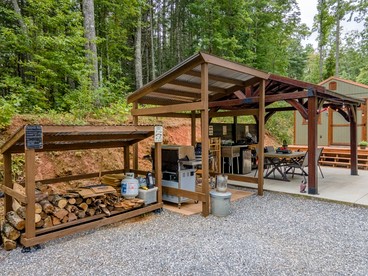 Charming 2-Bedroom Cabin Retreat in Sylva, NC for a Perfect Mountain Escape - Sylva, North Carolina - glamping.directory