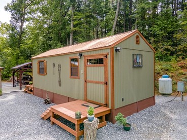 Charming 2-Bedroom Cabin Retreat in Sylva, NC for a Perfect Mountain Escape - Sylva, North Carolina - glamping.directory