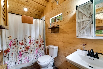 Charming 2-Bedroom Cabin Retreat in Sylva, NC for a Perfect Mountain Escape - Sylva, North Carolina - glamping.directory