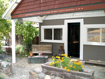 Spectacular Riverside Getaway Cabin with Claw Foot Bathtub in Castella, California - Castella, California - glamping.directory