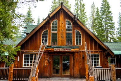 Rustic-Modern Lodge Retreat for Unplugged Group Time in Truckee, California - Truckee, California - glamping.directory