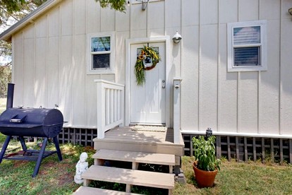 Rustic Texas Farmhouse Retreat in College Station, Texas – 8 Miles from Kyle Field - glamping.directory