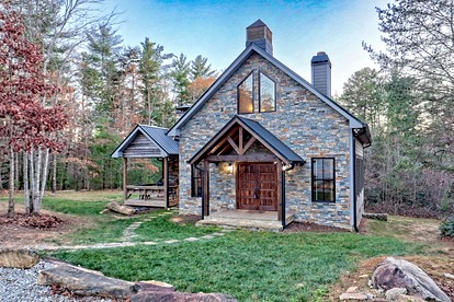 Stunning Cottage Rental Ideal for a Family to Go Glamping in Georgia - Clarkesville, Georgia - glamping.directory