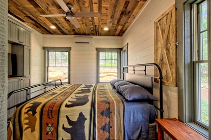 Stunning Cottage Rental Ideal for a Family to Go Glamping in Georgia - Clarkesville, Georgia - glamping.directory