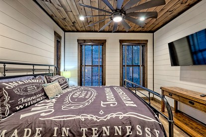 Stunning Cottage Rental Ideal for a Family to Go Glamping in Georgia - Clarkesville, Georgia - glamping.directory
