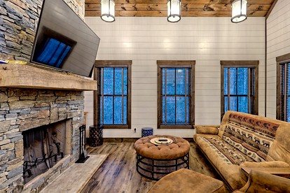 Stunning Cottage Rental Ideal for a Family to Go Glamping in Georgia - Clarkesville, Georgia - glamping.directory