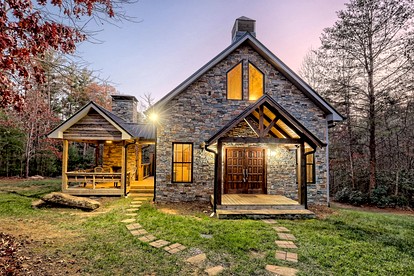 Stunning Cottage Rental Ideal for a Family to Go Glamping in Georgia - Clarkesville, Georgia - glamping.directory