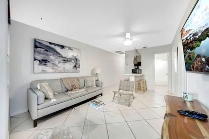Charming Coastal Retreat with Private Courtyard Near Beach & Dining in West Palm Beach, Florida - West Palm Beach, Florida - glamping.directory