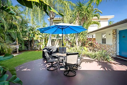Charming Coastal Retreat with Private Courtyard Near Beach & Dining in West Palm Beach, Florida - West Palm Beach, Florida - glamping.directory