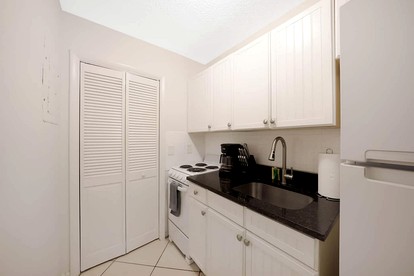 Charming Coastal Retreat with Private Courtyard Near Beach & Dining in West Palm Beach, Florida - West Palm Beach, Florida - glamping.directory