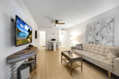 Charming Coastal Retreat with Private Courtyard Near Beach & Dining in West Palm Beach, Florida - West Palm Beach, Florida - glamping.directory