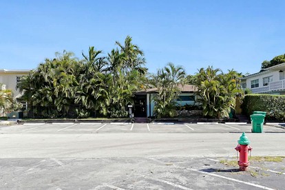 Charming Coastal Retreat with Private Courtyard Near Beach & Dining in West Palm Beach, Florida - West Palm Beach, Florida - glamping.directory