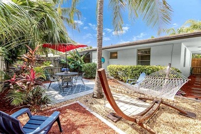 Charming Coastal Retreat with Private Courtyard Near Beach & Dining in West Palm Beach, Florida - West Palm Beach, Florida - glamping.directory