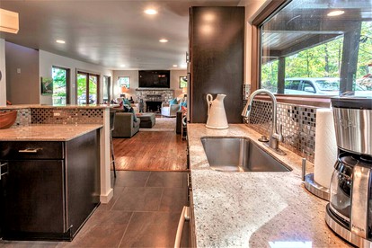 Lakefront Luxury: Private Water Front Vacation Rental with Views Near Hot Springs, AR - Hot Springs, Arkansas - glamping.directory