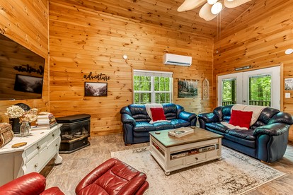 Secluded Cozy Wooden Cabin in Fort Payne, Alabama - Fort Payne, Alabama - glamping.directory
