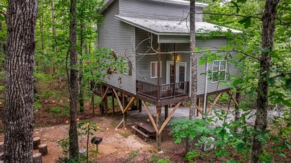 Secluded Cozy Wooden Cabin in Fort Payne, Alabama - Fort Payne, Alabama - glamping.directory
