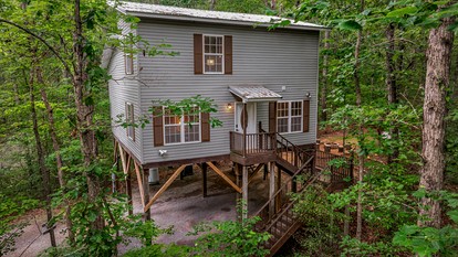 Secluded Cozy Wooden Cabin in Fort Payne, Alabama - Fort Payne, Alabama - glamping.directory