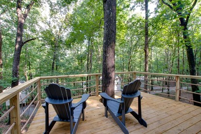 Breathtaking Treehouse with Barbecue and Hot-tub in Scottsboro, Alabama - Scottsboro, Alabama - glamping.directory