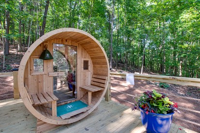 Breathtaking Treehouse with Barbecue and Hot-tub in Scottsboro, Alabama - Scottsboro, Alabama - glamping.directory