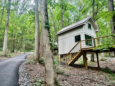 Breathtaking Treehouse with Barbecue and Hot-tub in Scottsboro, Alabama - glamping.directory