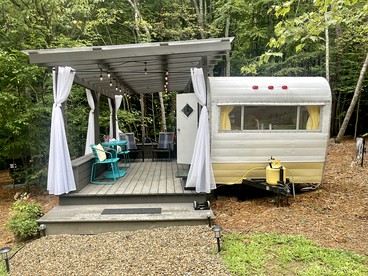 Remote Vintage Camper Rental for Adult-Only Retreat in Franklin, North Carolina - Franklin, North Carolina - glamping.directory