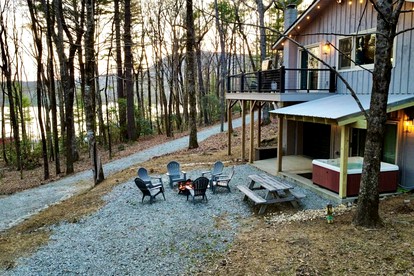Secluded Mountain Hideaway with Hot Tub & Fire Pit near Lake Toxaway, North Carolina - Lake Toxaway, North Carolina - glamping.directory