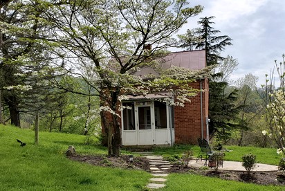 Charming Cottage Rental next to Appalachian Trail in Front Royal, Virginia - Front Royal, Virginia - glamping.directory